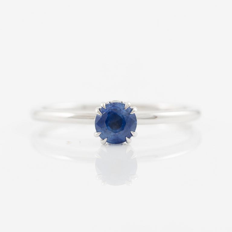 Ring 14K white gold with a sapphire and small brilliant-cut diamonds.