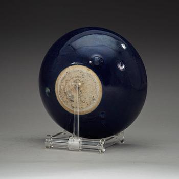 RÖKELSEKAR, porslin. Qingdynastin, 1700-tal.