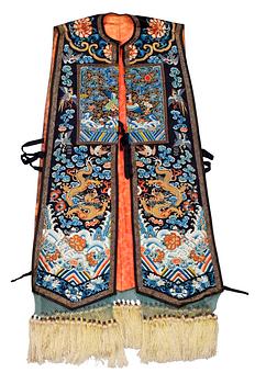 238. WAISTCOAT, silk. Height 105 cm. China around 1900, late Qing.