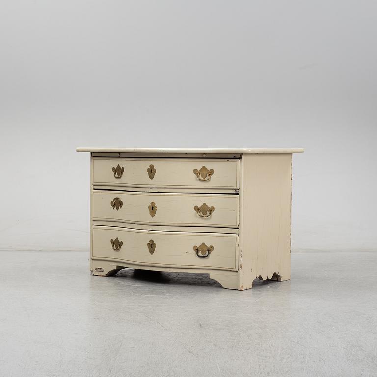 A late baroque chest of drawers.