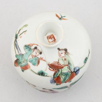 Six pieces of Japanese and Chinese porcelain, 18th-20th century.