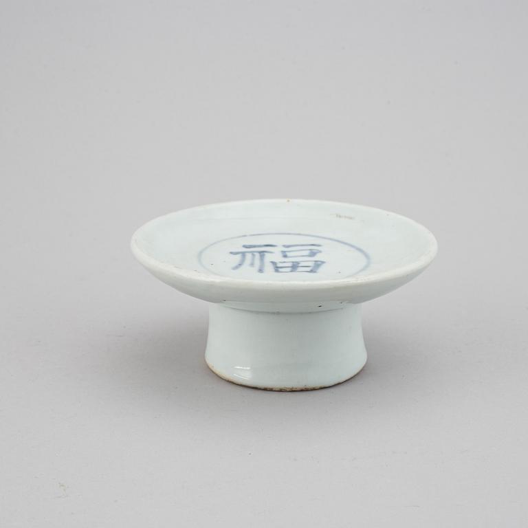 A blue and white korean tazza, 18/19th Century.