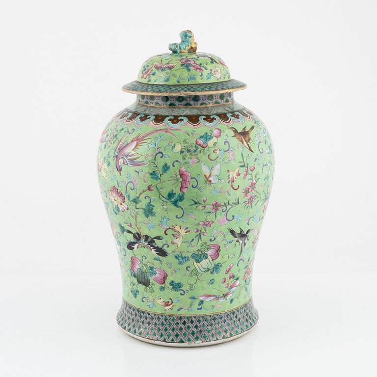 A large famille rose jar with cover, Qing dynasty, 19th Century.
