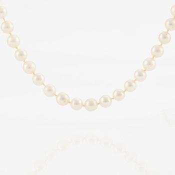 Necklace with cultured pearls, clasp in 18K gold with octagon-cut diamonds.