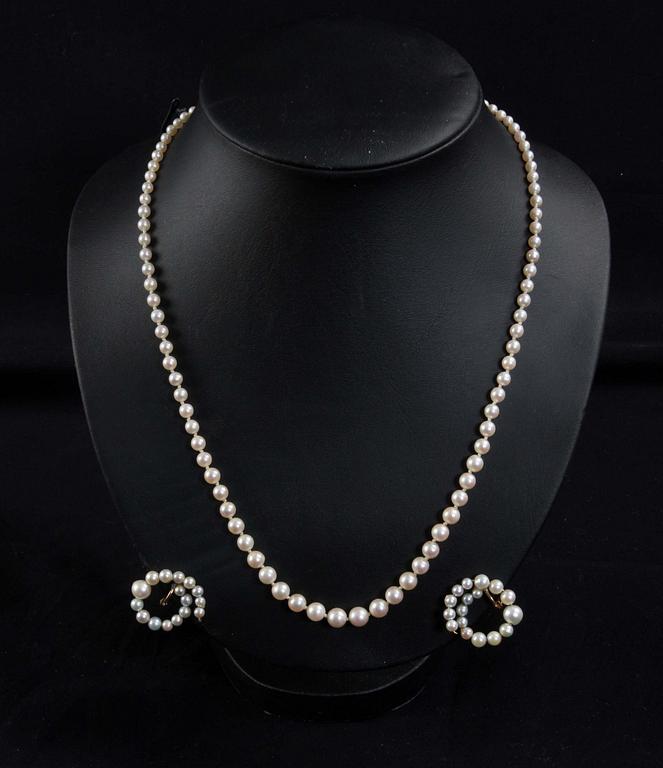PÄRLCOLLIER, 2 st, silverlås samt ÖRHÄNGEN, ett par.