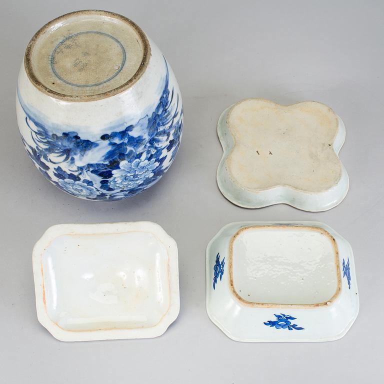 A lot of three blue and white glaze chinese porcelain pieces 19th century.