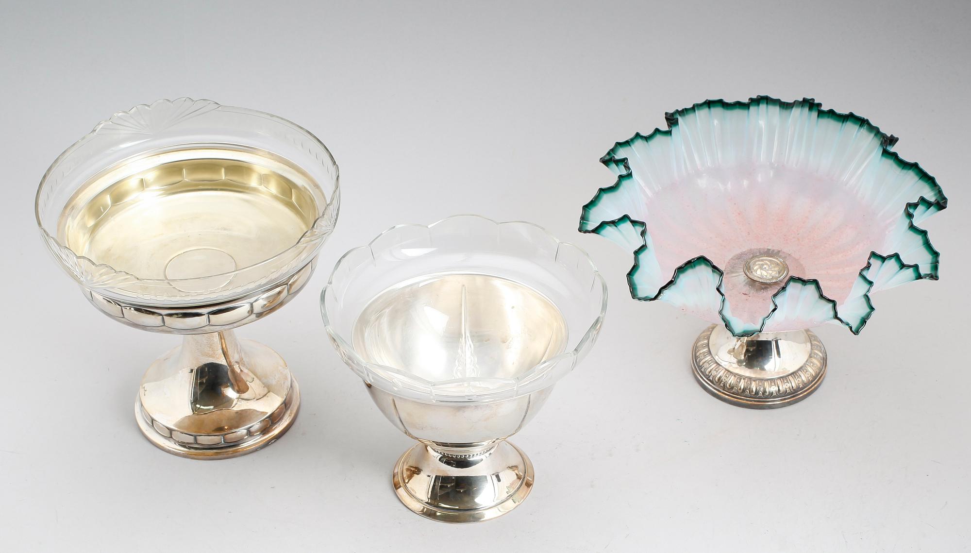 SKÅLAR PÅ FOT, 3 st, nysilver och glas, tidigt 1900-tal.