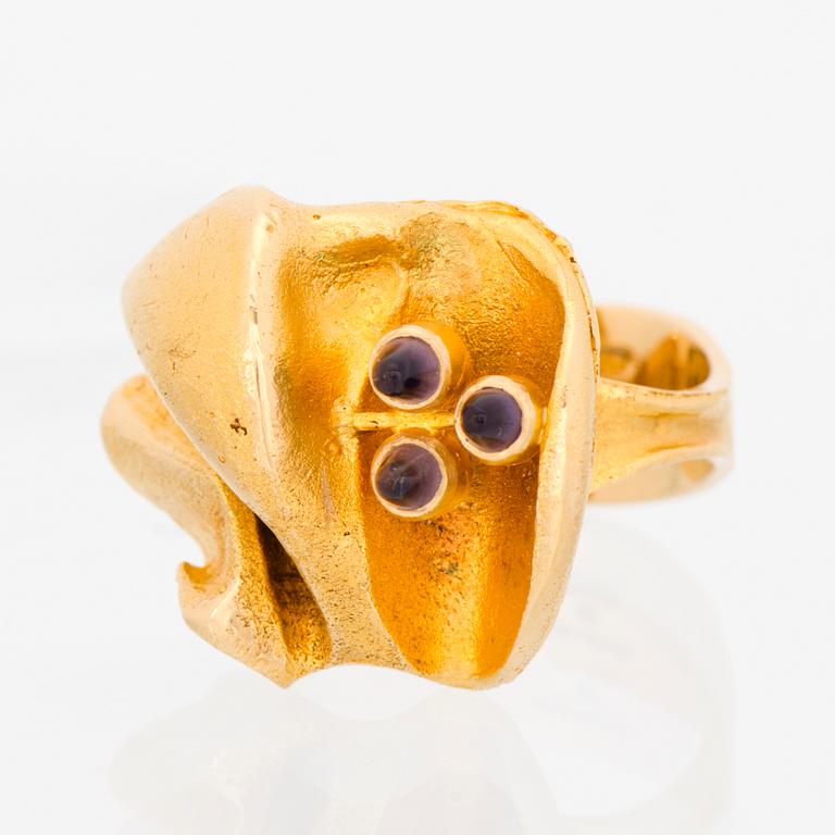 A BJÖRN WECKSTRÖM RING, 'Kanjon', amethysts, 18K gold. Lapponia 1968.