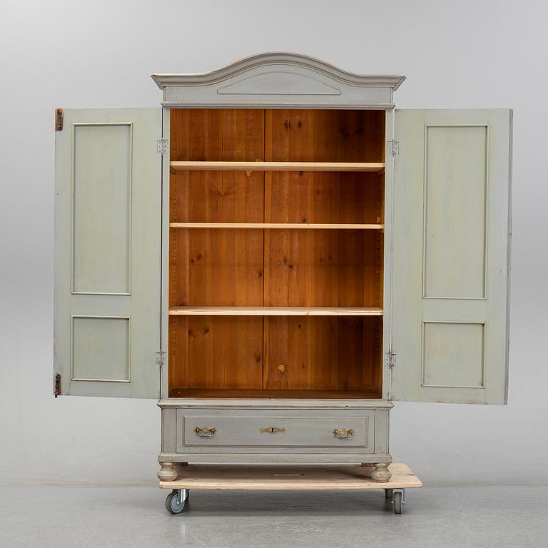 A cabinet from around 1900.