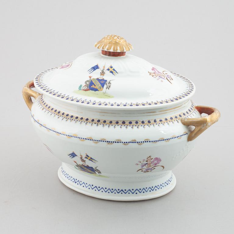 An armorial tureen with cover, China, 20th century.