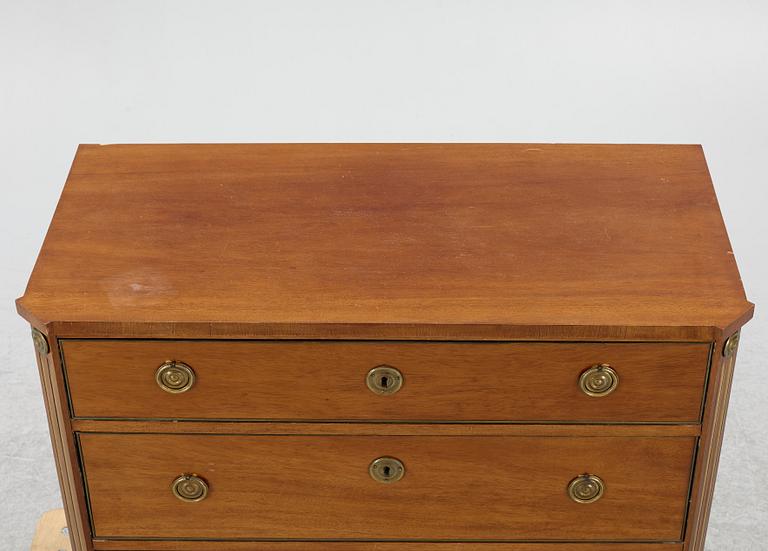 Byrå, gustaviansk stil, omkring 1900.