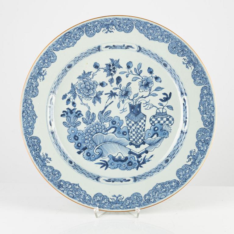 A blue and white Chinese porcelain dish, Yongzheng (1723-35).