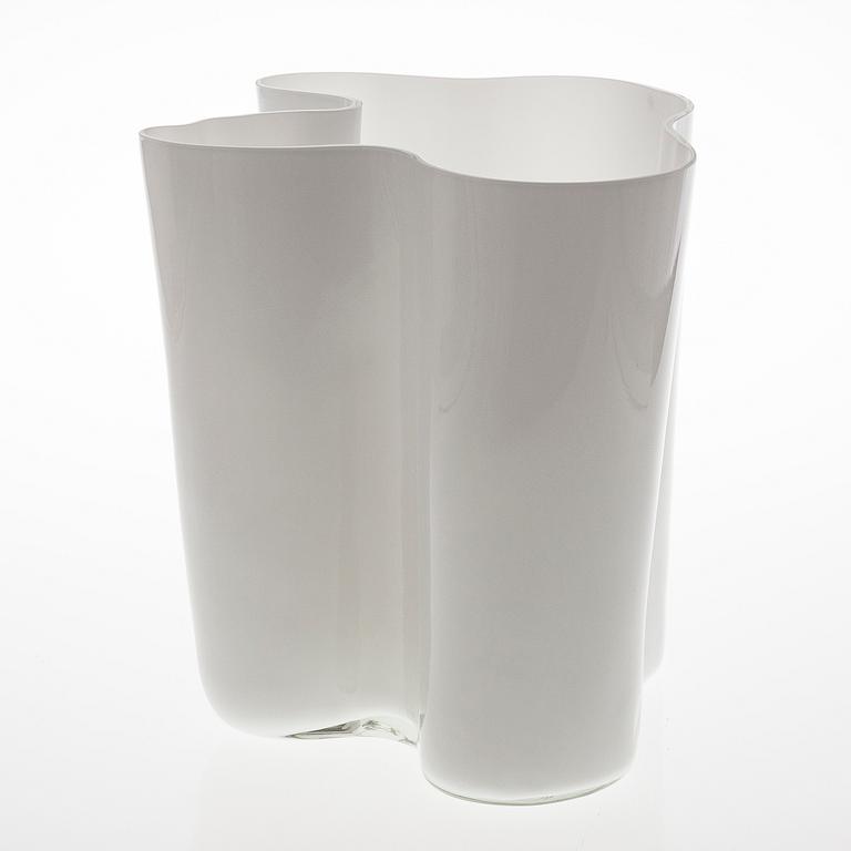 ALVAR AALTO, a 1960's '3031' vase signed Alvar aalto 3031.