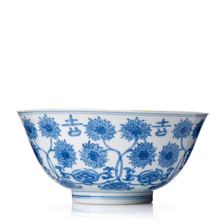 A blue and white lotus bowl, Qing dynasty, Kangxi (1662-1722).