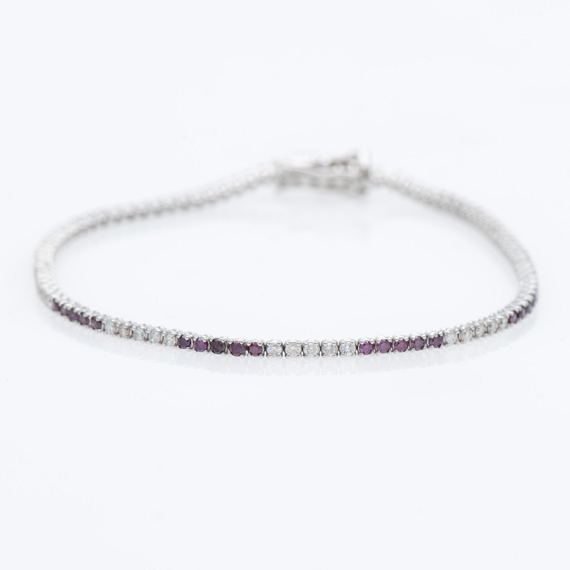 ARMBAND, briljantslipade färglösa och behandlade lila diamanter, 18K vitguld.