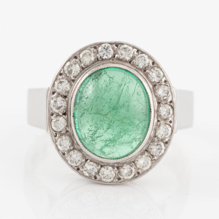 Ring 18K vitguld med en cabochonslipad smaragd och runda briljantslipade diamanter.