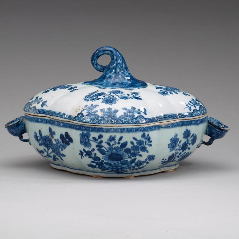 A blue and white pumkin shaped tureen with cover and tray, Qing dynasty, Qianlong (1736-95).