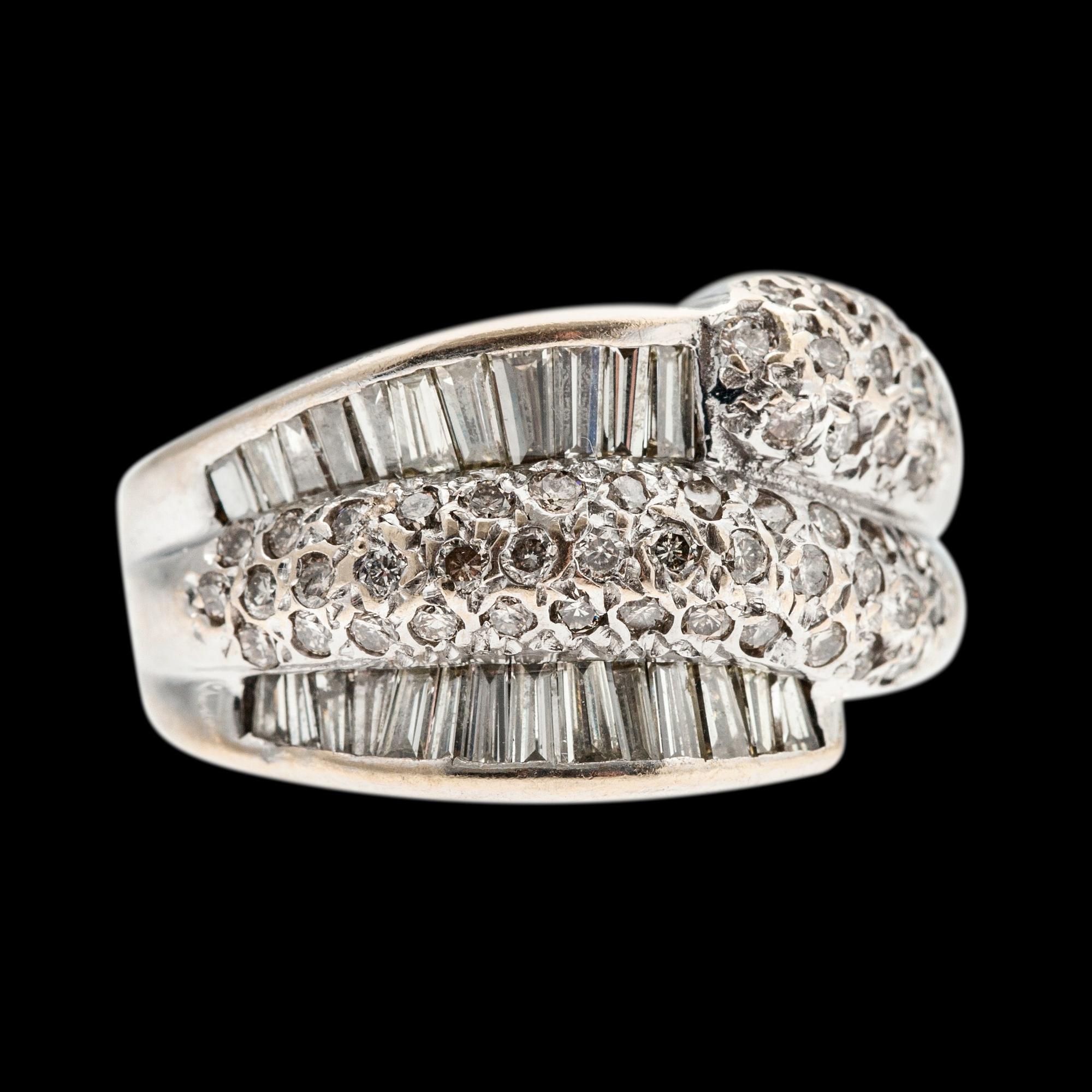 RING, 18K vitguld. Briljant- och baguetteslipade diamanter ca 1,40 ct. Storlek 16+. Vikt 8,4 g.