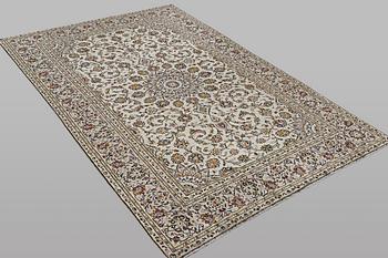 A carpet, Kashan, ca 289 x 188 cm.