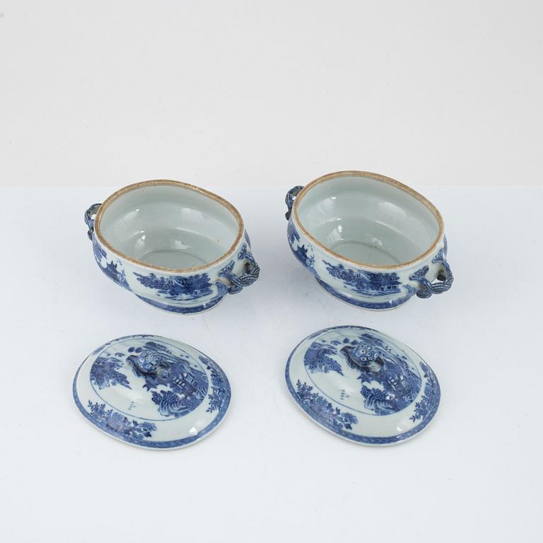 A pair of blue and white tureens, Qing dynasty, Qianlong (1736-95).