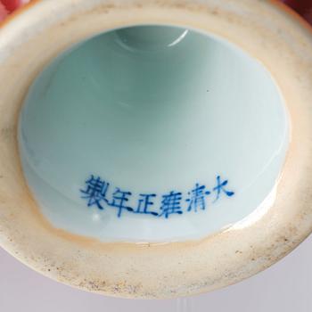 Stemcup, porslin. Qingdynastin, med Yongzhengs märke.