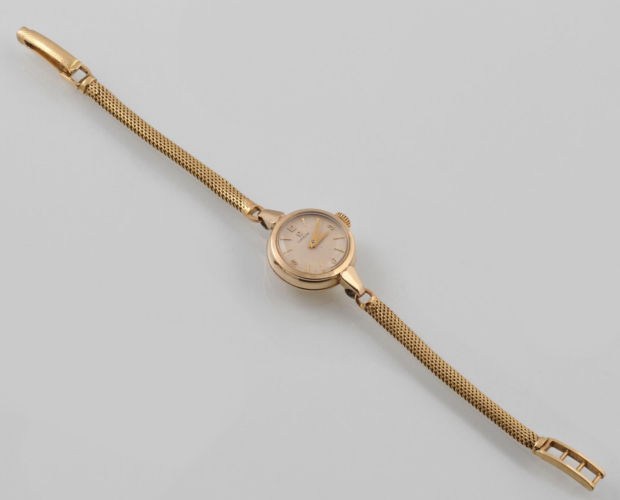 DAMARMBANDSUR, 18K guld, Omega. Vikt 17,3 gram.