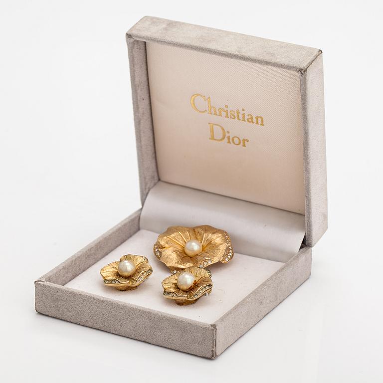 Christian Dior, A pair of earrings and a brooch made of gold coloured metal, rhinestones and faux pearls.