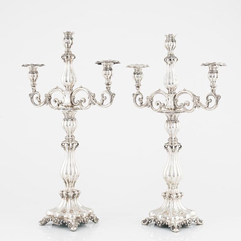 Kandelabrar/ljusstakar, ett par, silver, barockstil, troligen Polen, daterade 1855.