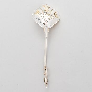 GUSTAF ADOLF BJÖRKLUND, Strösked, gräddsnäcka och skedar, silver, totalt 18 delar, Joensuu, Finland 1870.