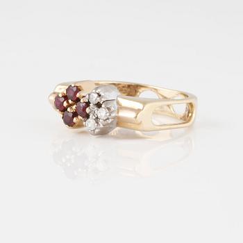 RING, med fasettslipade rubiner samt briljantslipade diamanter.