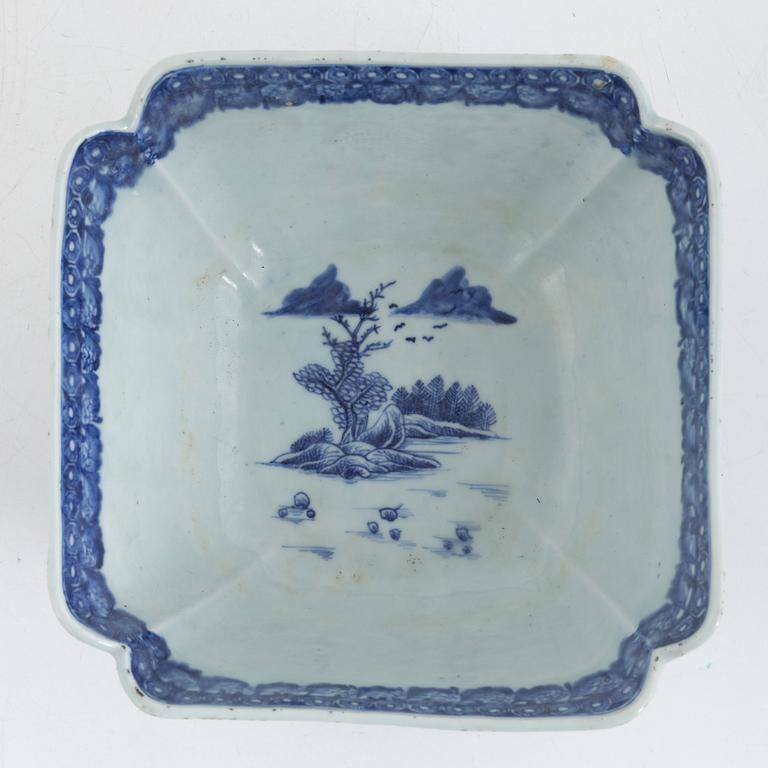 A blue and white porcelain blowl, China, Qingdynasty, first half of the 19th century.