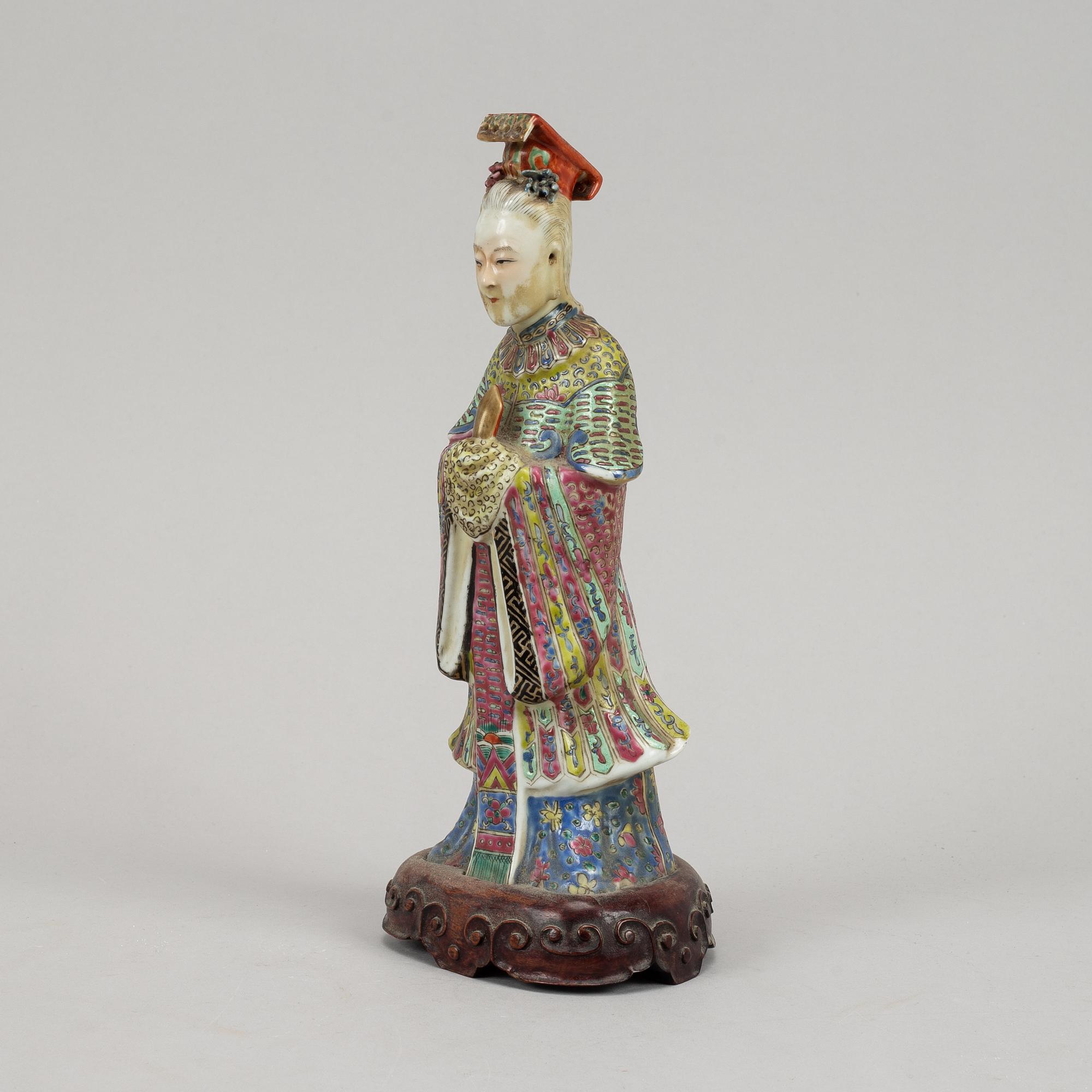 A famille rose porcelain figurine, Qing dynasty, 19th century.