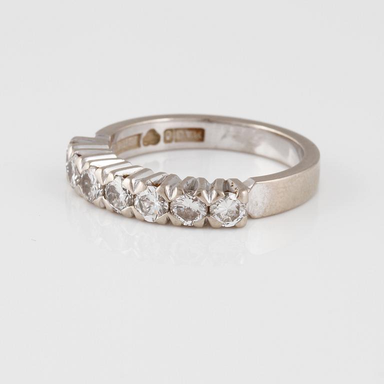 RING, 18K vitguld med briljantslipade diamanter 0.70 ct, Juvel-Magnus, Göteborg, 1974. Vikt 4,2 gram.