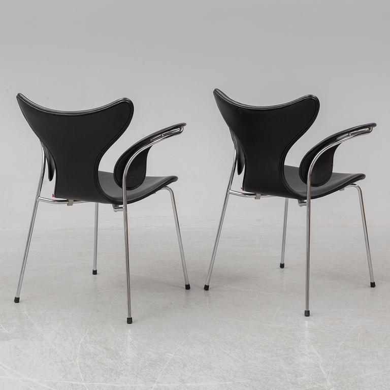ARNE JACOBSEN, karmstolar, 2 stycken, "Måsen / Liljan", Fritz Hansen, 2000-tal.