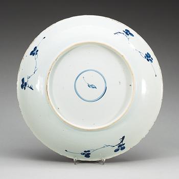 A blue and white charger. Qing dynasty, Kangxi (1662-1722).