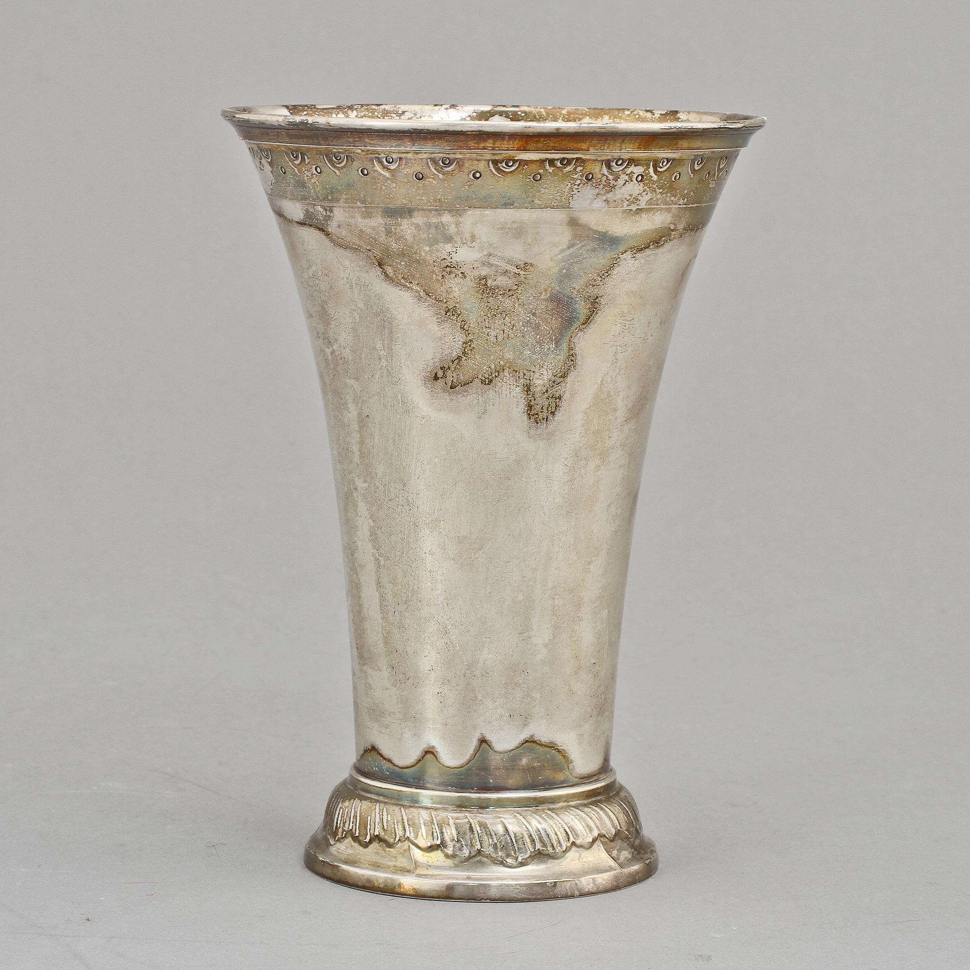 POKAL samt BRICKA, silver, C G Hallberg, Stockholm, 1917 resp 1957. Vikt 891 g.