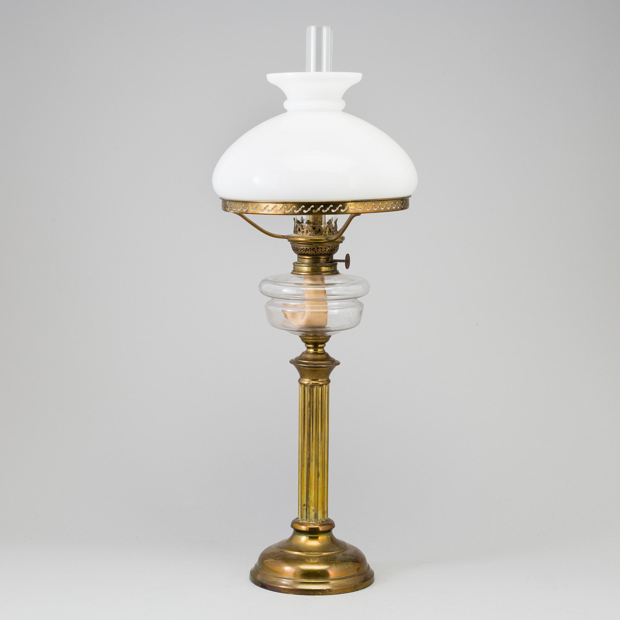 FOTOGENLAMPA, mässing, kolonnskaft, vit glaskupa, 1900-talets första hälft.