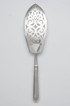 FISKSPADE, 84 silver, Stämplad HL. Henrik Lassas St. Petersburg 1882. Längd 31 cm. Vikt 139 g.