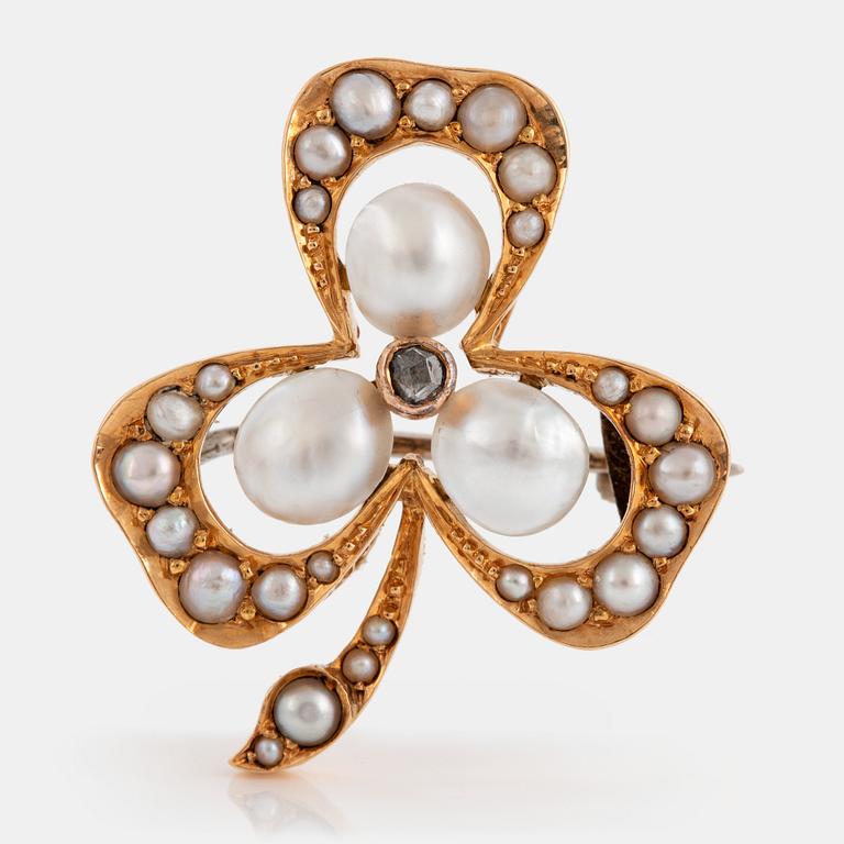 An 18k gold brooch set with pearls and a rose-cut diamond.