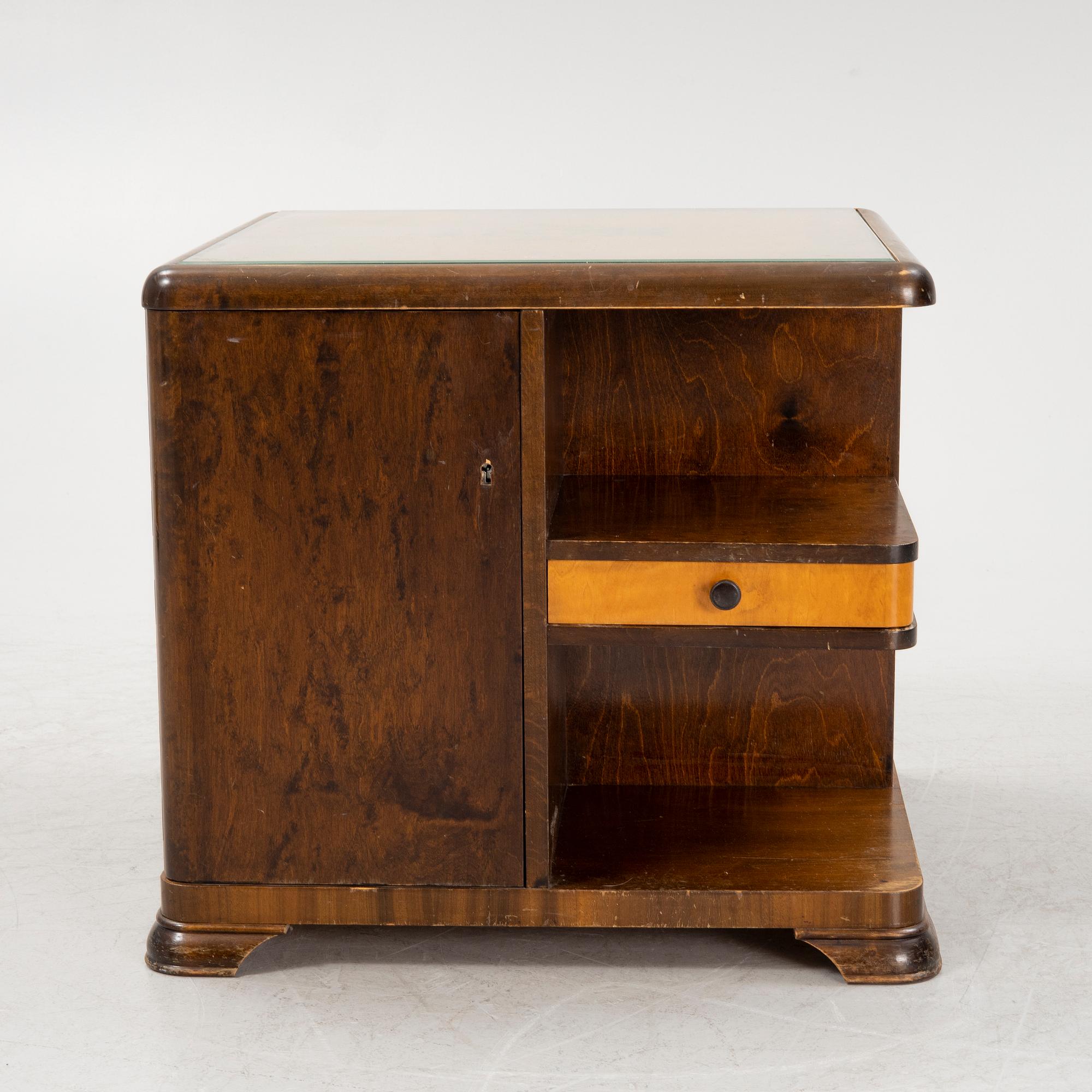 A birch wood veneered side table, 1930's/40's.