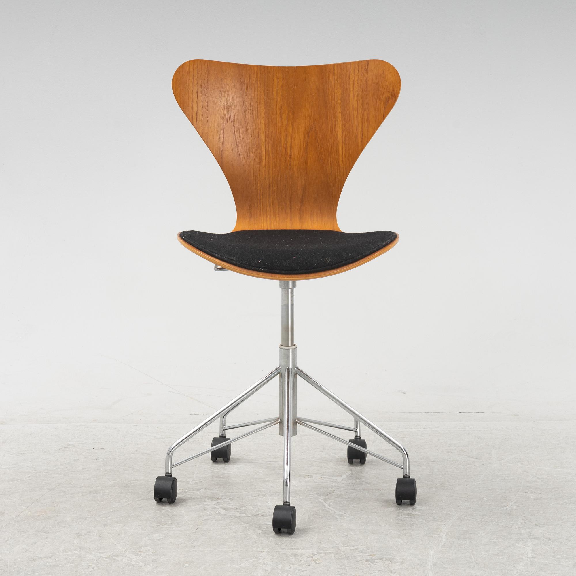 Arne Jacobsen, a 'Series 7' swivel chair from Fritz Hansen, Denmark 1994.