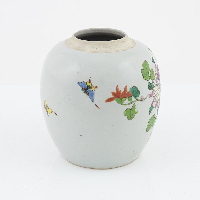 A Chinese jar, Qing dynasty, 19th Century.