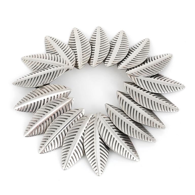 ARMLÄNK, silver, Arvo Saarela, Enköping, 1957. Vikt 39 g.Sammanlänkade bladformade detaljer.