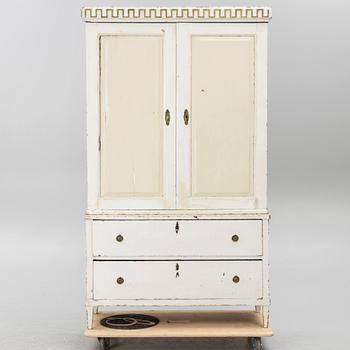 Skåp, sengustavianskt, 1800-talets början.
