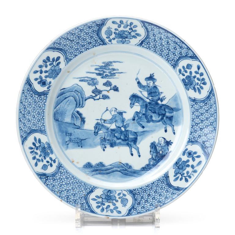 A blue and white dish, Qing dynasty, Kangxi (1662-1722).
