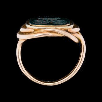 VAPENRING, 18 k guld med blodsten. Vikt ca 4,5 g.