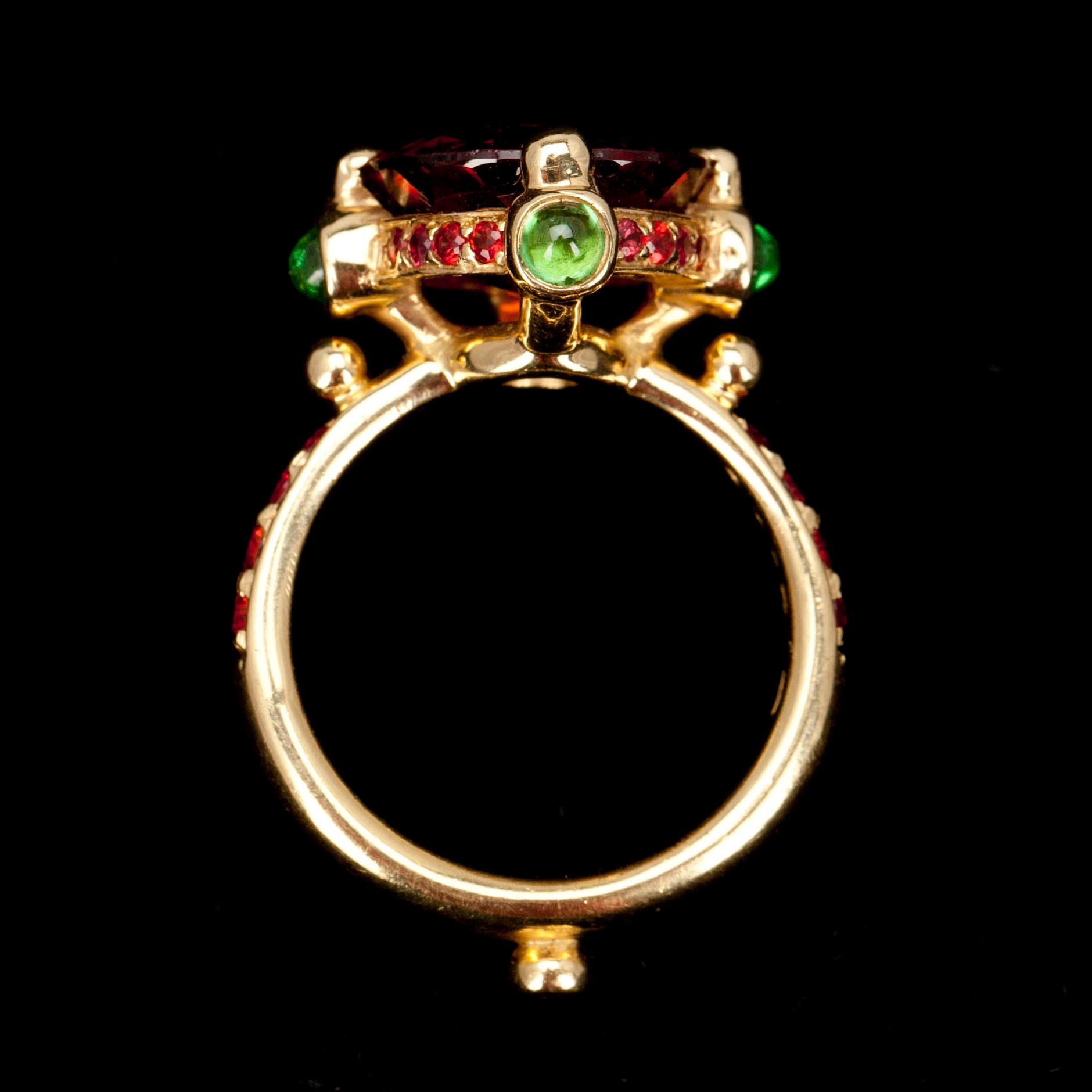 RING, guld, 18K, spessartite granat 7,5 ct, peridoter tot. 0,35 ct.  TEMPLE ST. CLAIR, USA. Vikt 9,9 g.