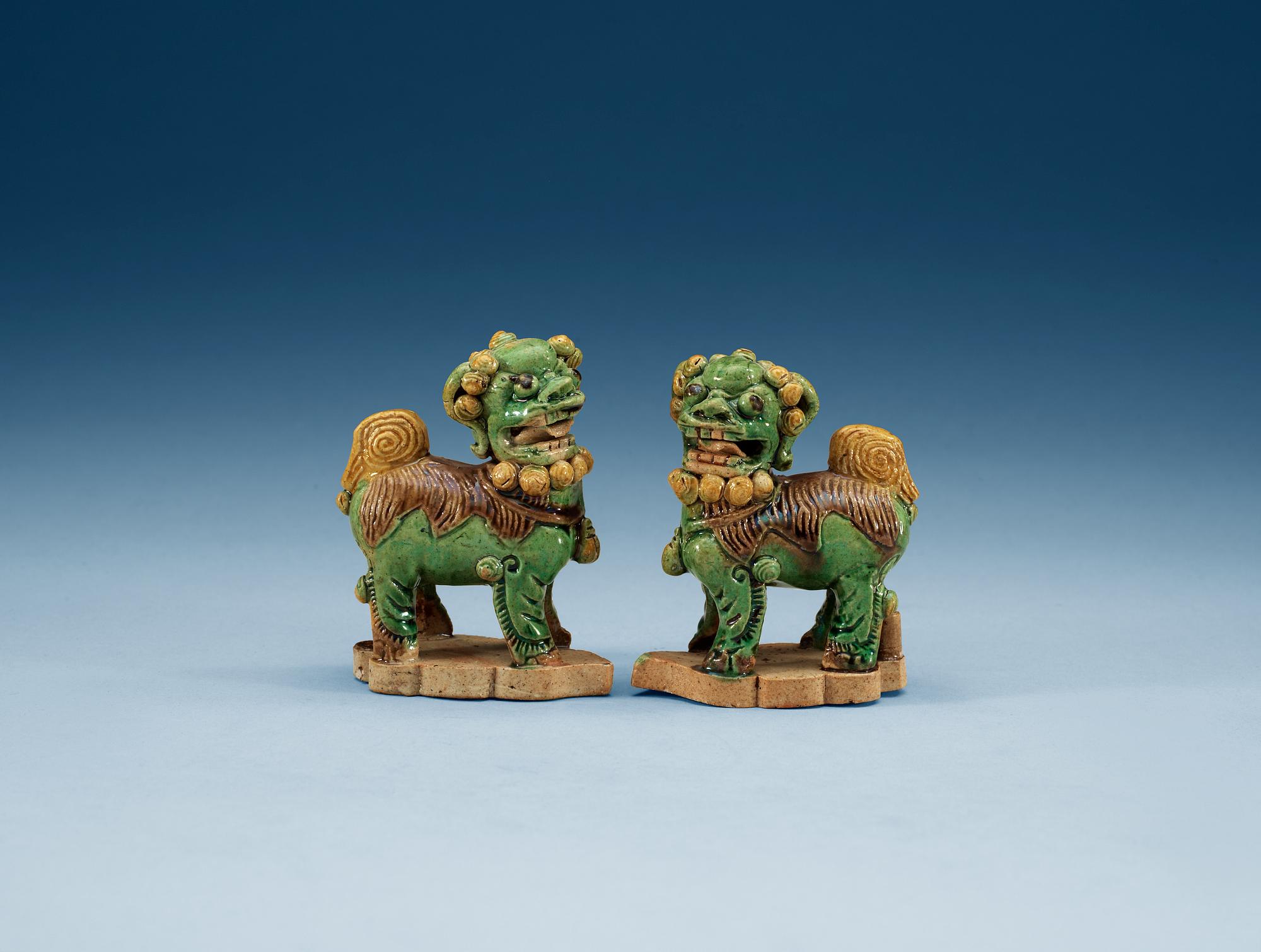 A pair of figures of Buddhist lions, Qing dynasty, Kangxi (1662-1722).