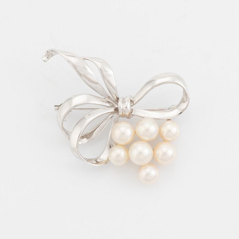 Cultured pearl brooch.