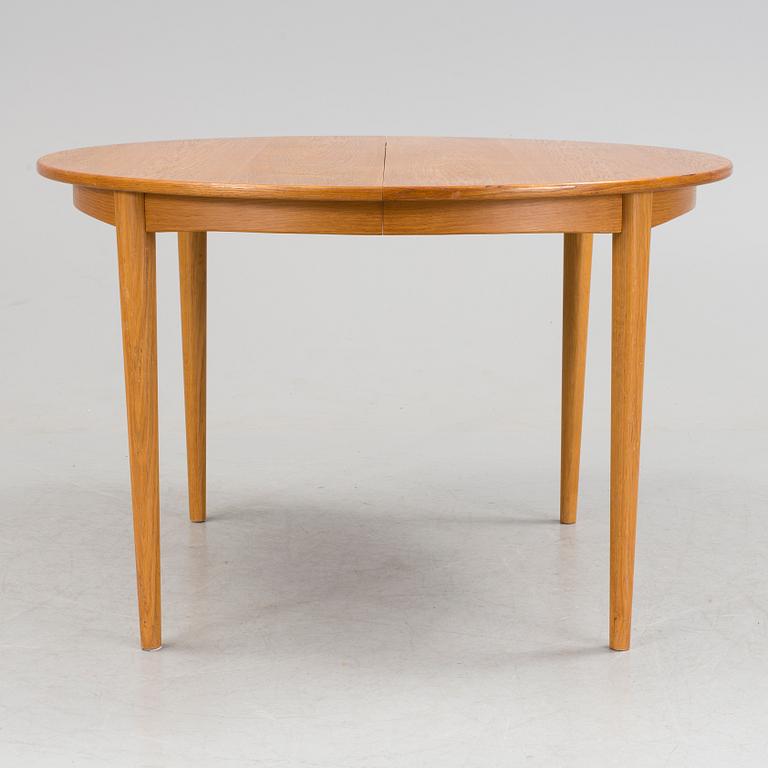 An oak dinner table and four chairs, 1950´/60´s.